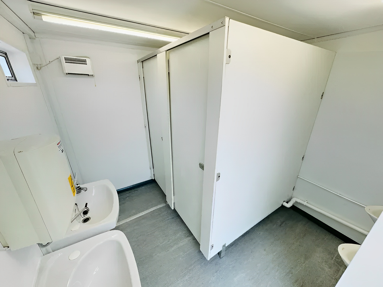 12 x 9 Fuß großer, vandalensicherer 2+1-Toilettenblock – Bild 3