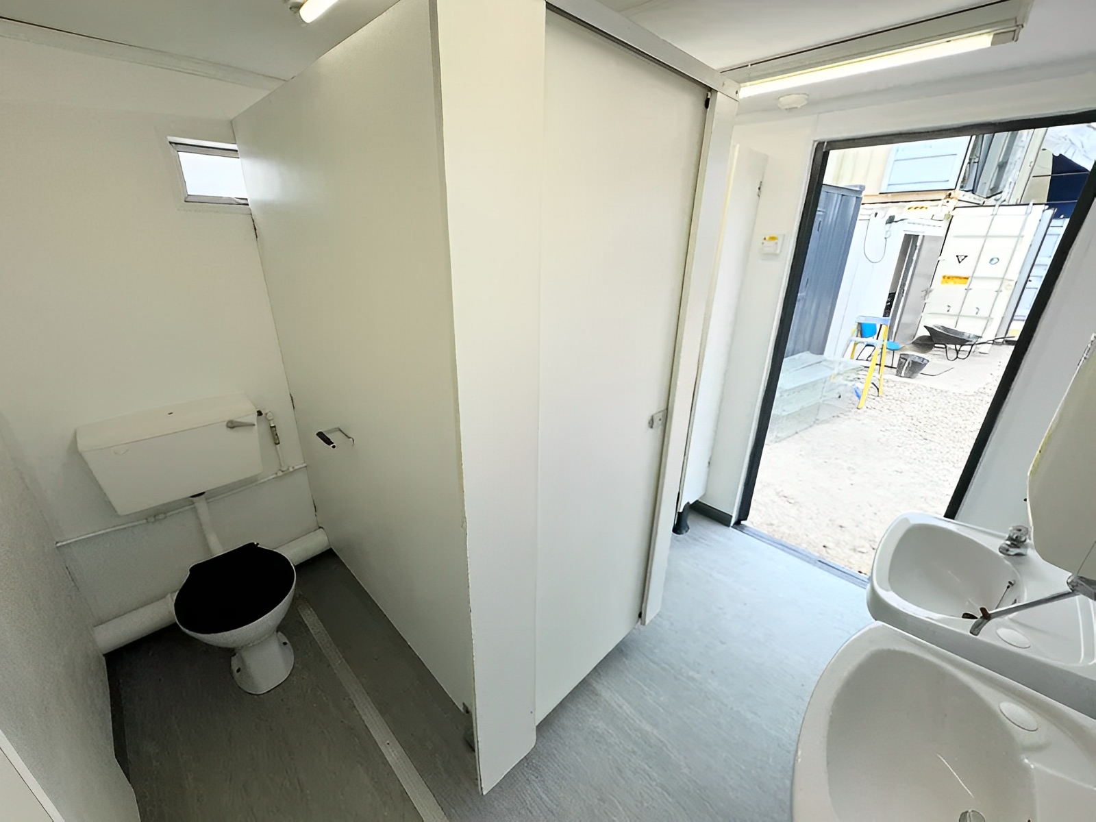 12 x 9 Fuß großer, vandalensicherer 2+1-Toilettenblock – Bild 5