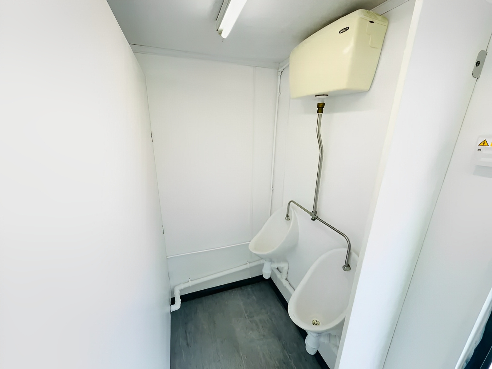 12 x 9 Fuß großer, vandalensicherer 2+1-Toilettenblock – Bild 7