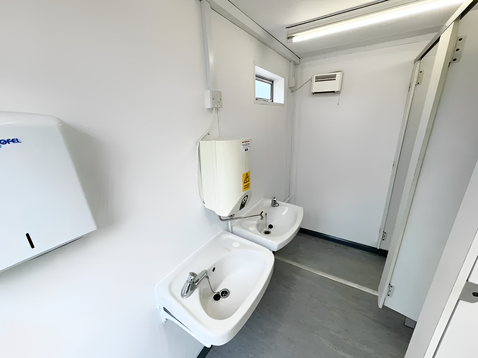 12 x 9 Fuß großer, vandalensicherer 2+1-Toilettenblock – Bild 8