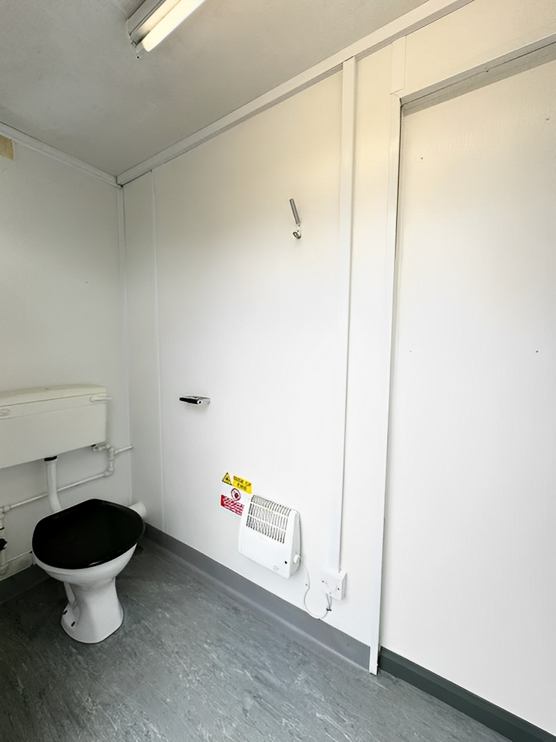 12 x 9 Fuß großer, vandalensicherer 2+1-Toilettenblock – Bild 9