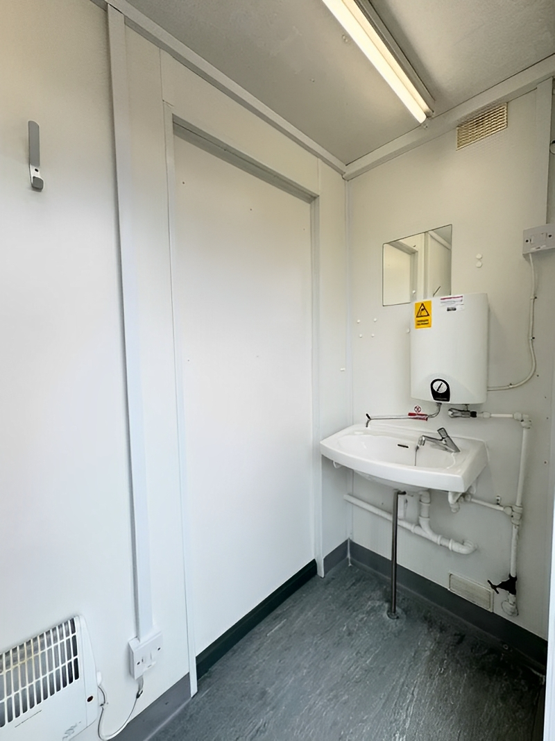 12 x 9 Fuß großer, vandalensicherer 2+1-Toilettenblock – Bild 10