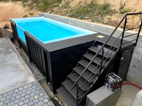 Swimmingpool aus einem 20 Fuß Seecontainer mit praktischer seitlicher Treppe