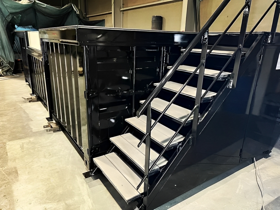Swimmingpool aus einem 20 Fuß Seecontainer mit praktischer seitlicher Treppe – Bild 3