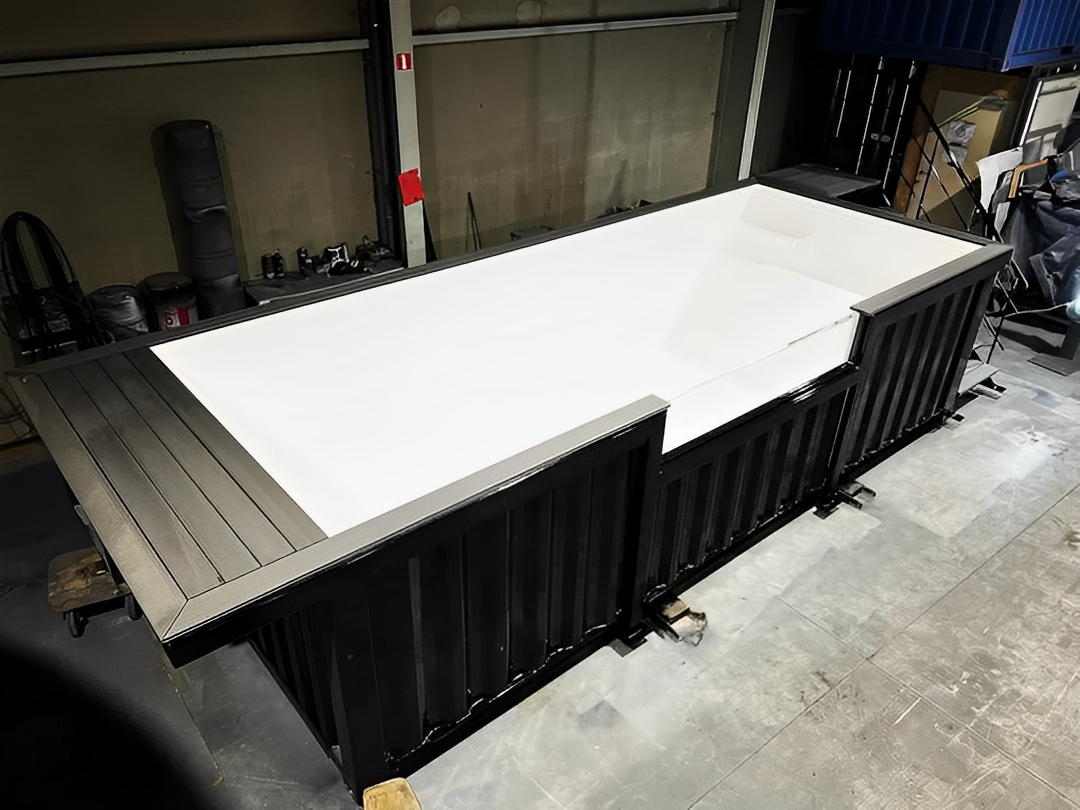 Swimmingpool aus einem 20 Fuß Seecontainer mit praktischer seitlicher Treppe – Bild 5