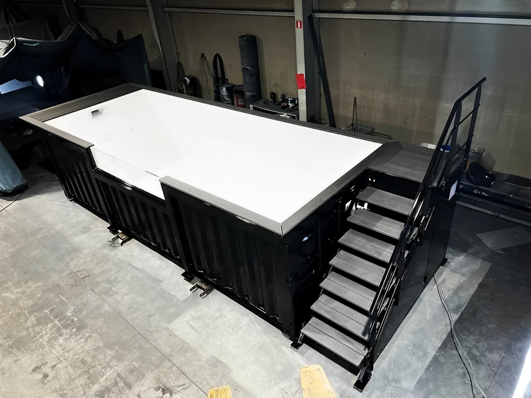 Swimmingpool aus einem 20 Fuß Seecontainer mit praktischer seitlicher Treppe – Bild 10