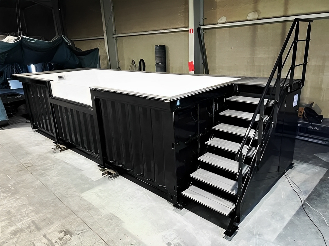 Swimmingpool aus einem 20 Fuß Seecontainer mit praktischer seitlicher Treppe – Bild 8