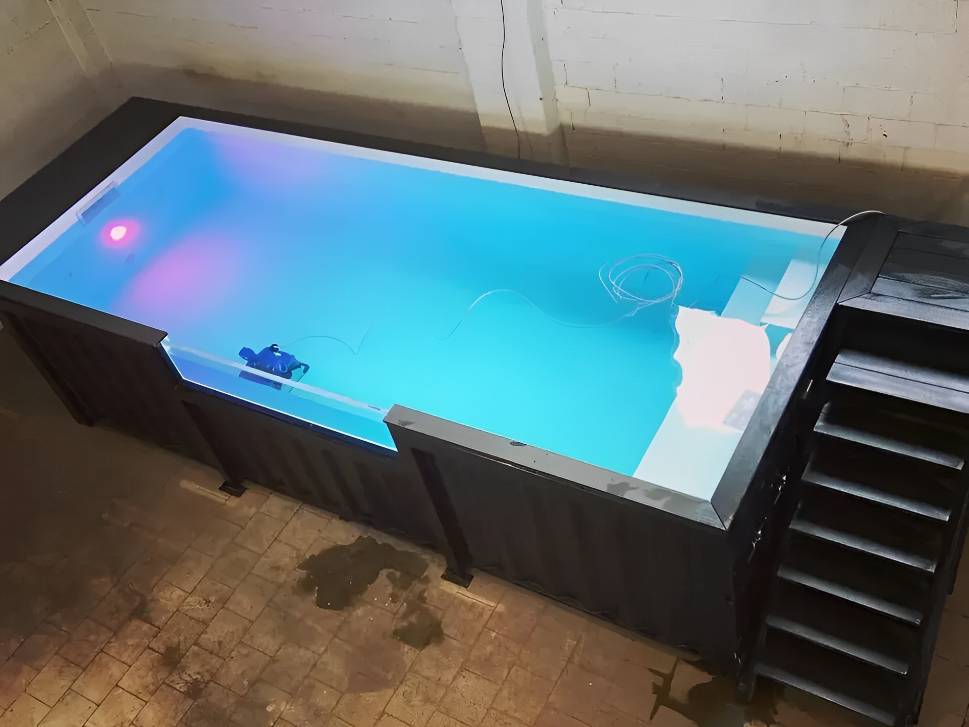 Swimmingpool aus einem 20 Fuß Seecontainer mit praktischer seitlicher Treppe – Bild 2
