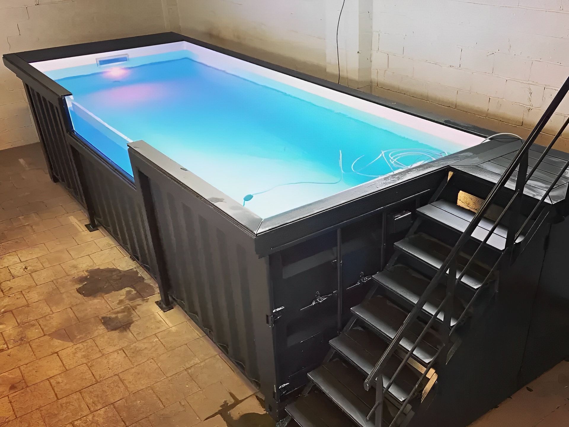 Swimmingpool aus einem 20 Fuß Seecontainer mit praktischer seitlicher Treppe – Bild 9