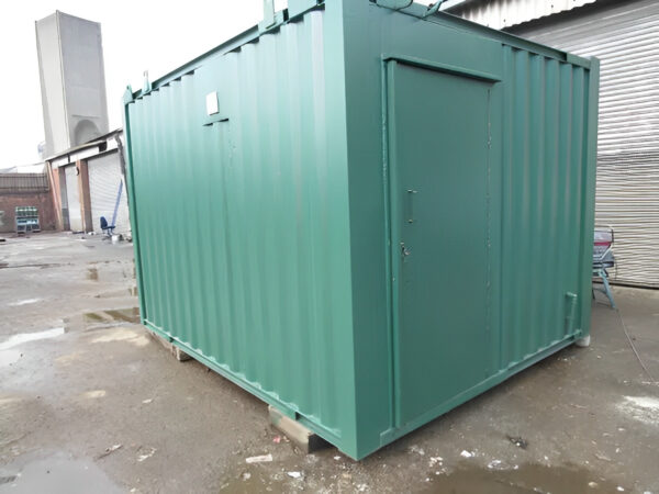 2+1 Toilettenkabine aus Stahl, 12 Fuß x 9 Fuß