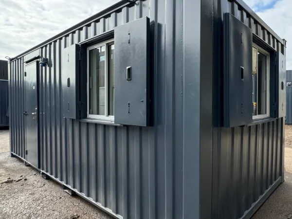 21 Fuß x 8 Fuß großer Containerbürocontainer | Tragbares vandalensicheres Gebäude
