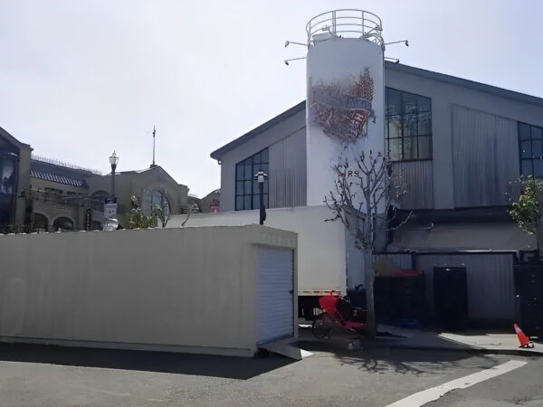 30ft-Shipping-Container-with-Roll-Up-Door2.jpg