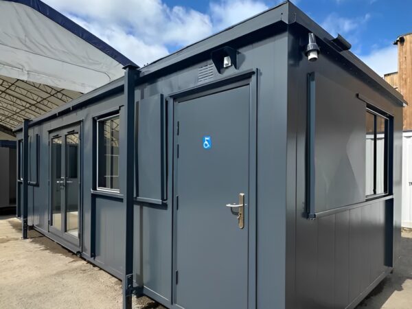 9,75 m lange, maßgefertigte Bürokabine/Kantine | Barrierefreie Toilette | Tragbares Gebäude